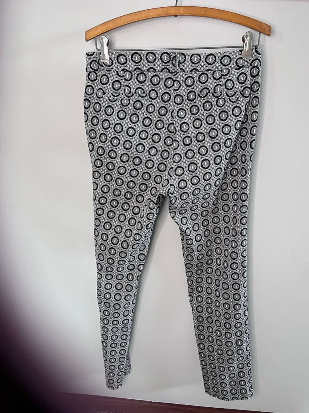 Soho Apparel Ltd Black White Geometric Medallion Print Slim Leg Pants Size 6 - Picture 2 of 7